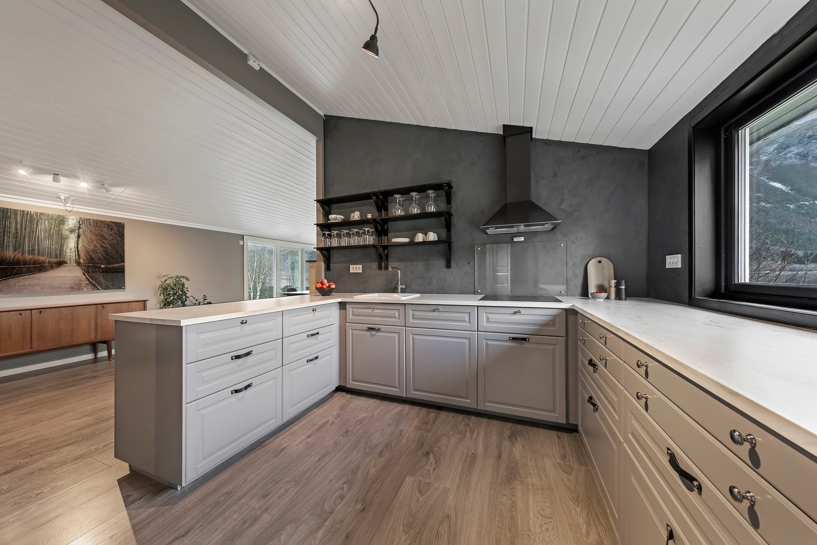 Kjøkkenet ble ombygget i 2017. Kjøkkeninnredning med malte fronter/dører og laminat benkeplater Galleribilde