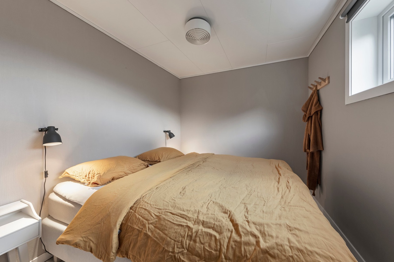 Soverom i sokkelleilighet. Det gjøres oppmerksom på at vinduet er for lite til å tilftredsstille krav til dagslys for rom for varig opphold Galleribilde