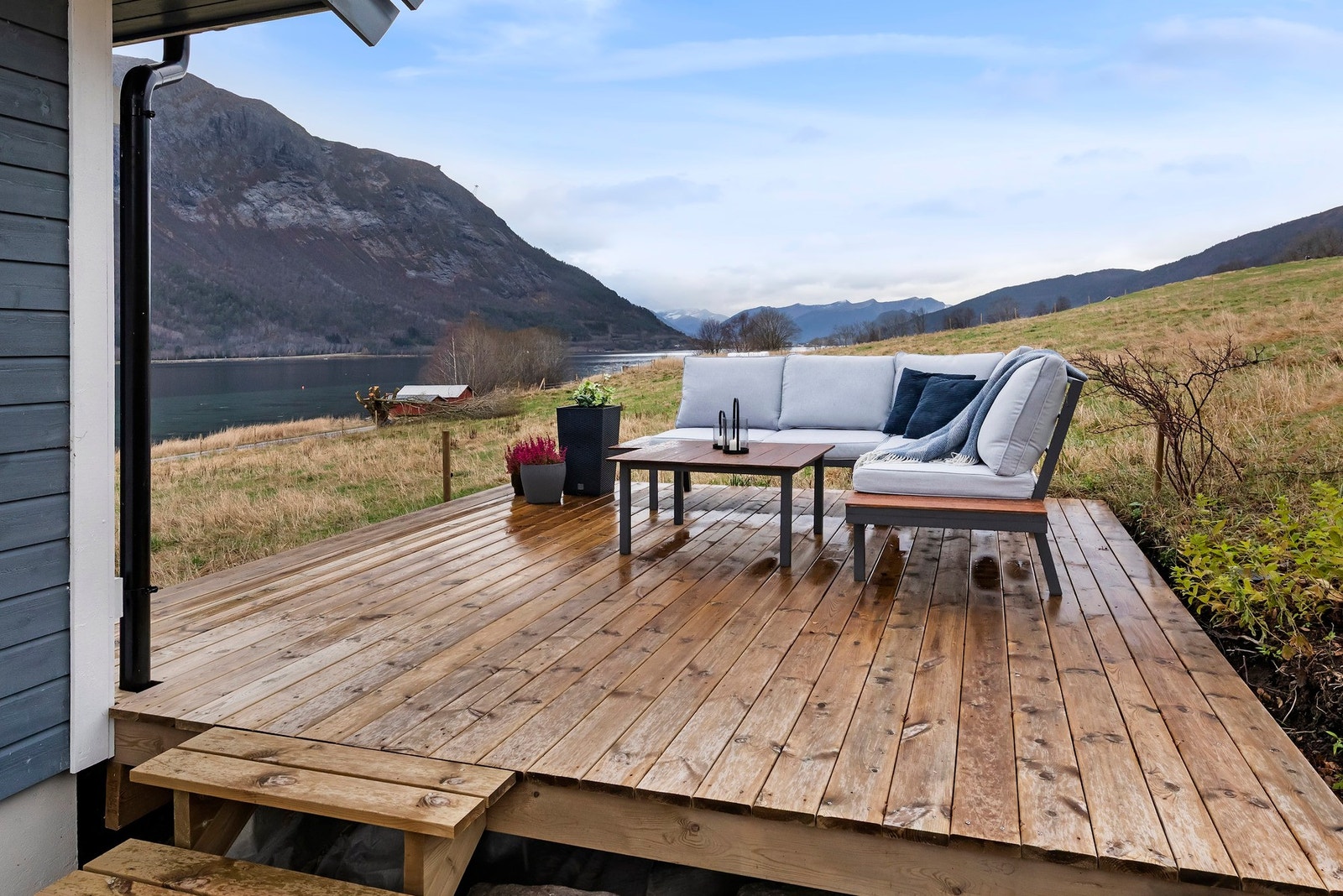 Vestvendt terrasse med lang solgang og kveldssol Galleribilde