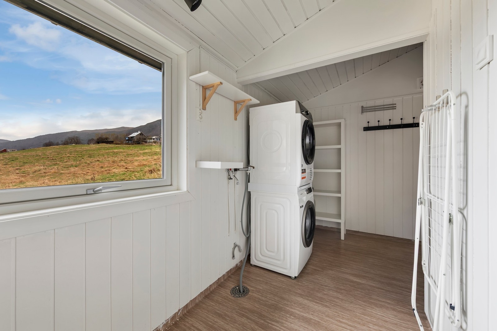 Vaskerom med lagring på hems Galleribilde