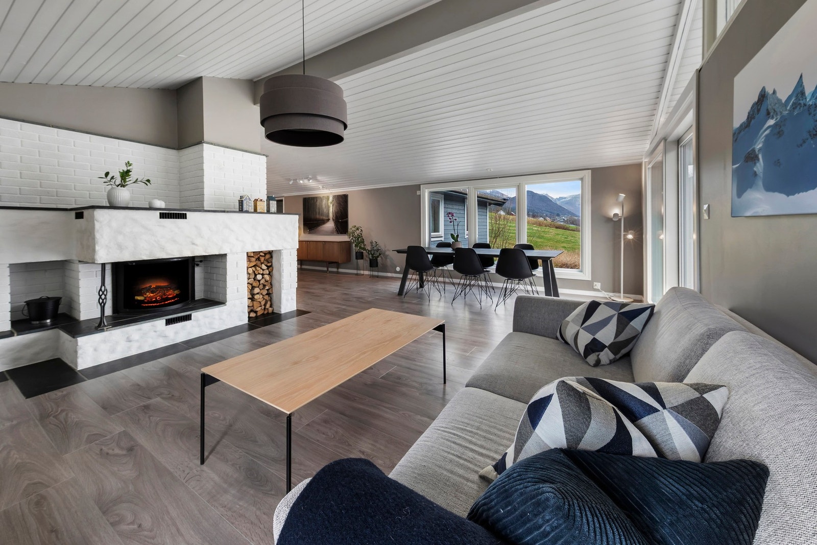 Stuen i hovedetasjen er romslig og har en stor og flott peis Galleribilde