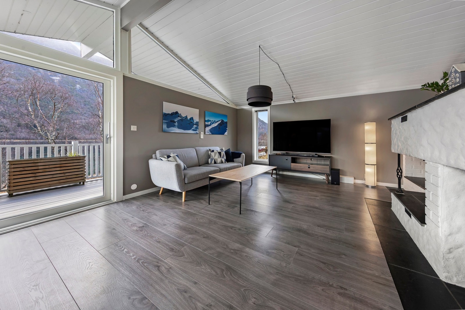 Fra stuen er det utgang til veranda Galleribilde