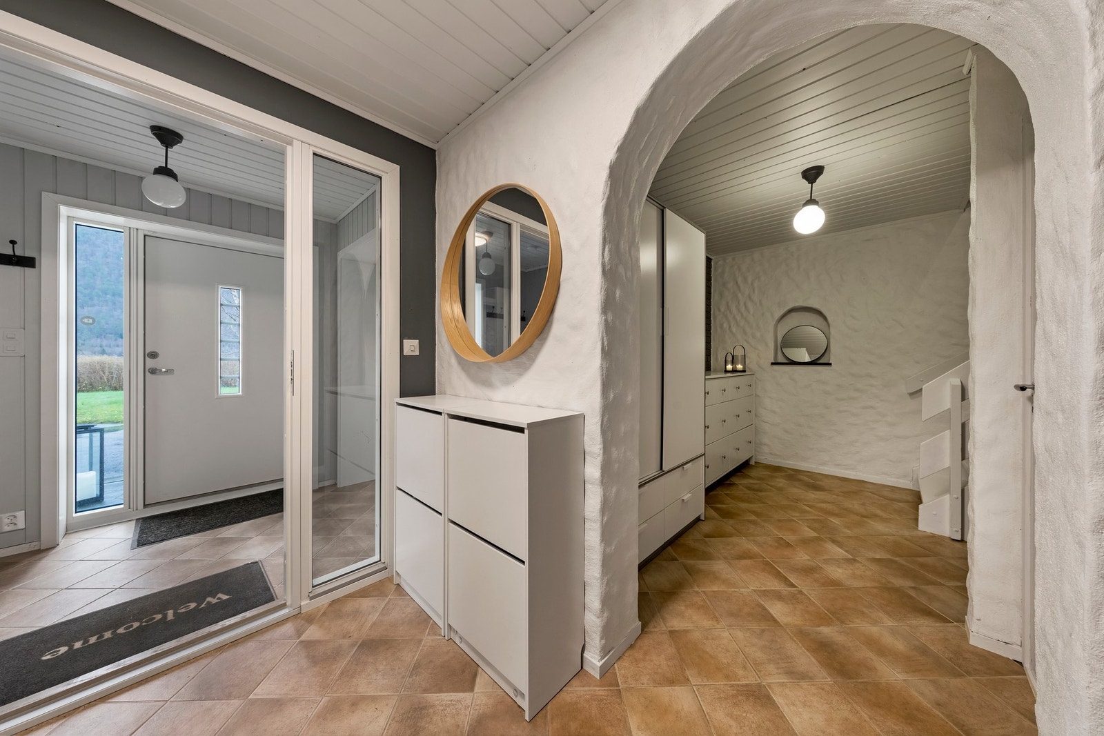 Gang med flislagt gulv og varmekabler Galleribilde