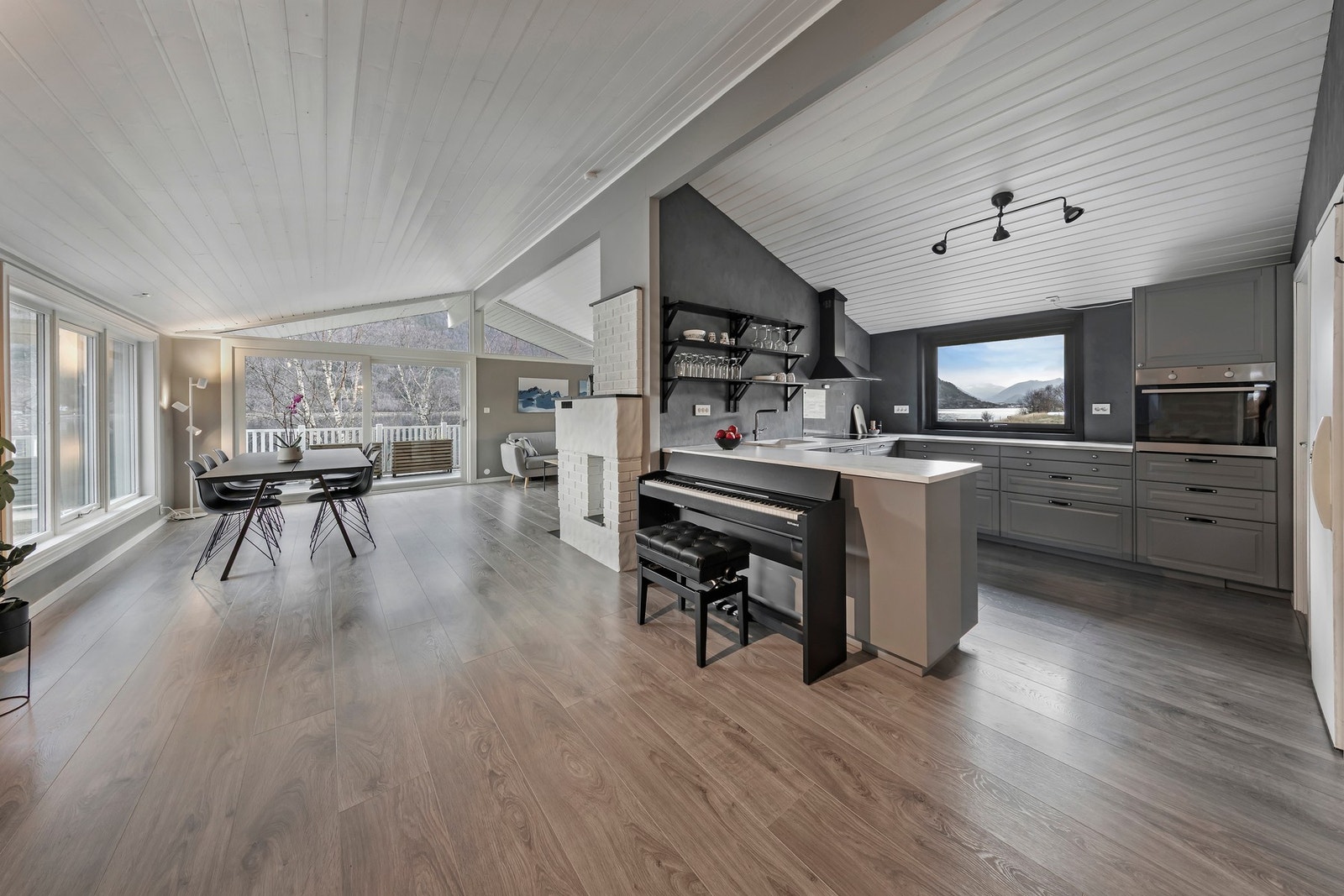 God takhøyde som gir en luftig romfølelse Galleribilde