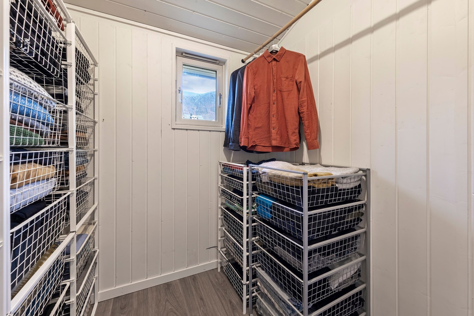 Romslig garderoberom Galleribilde