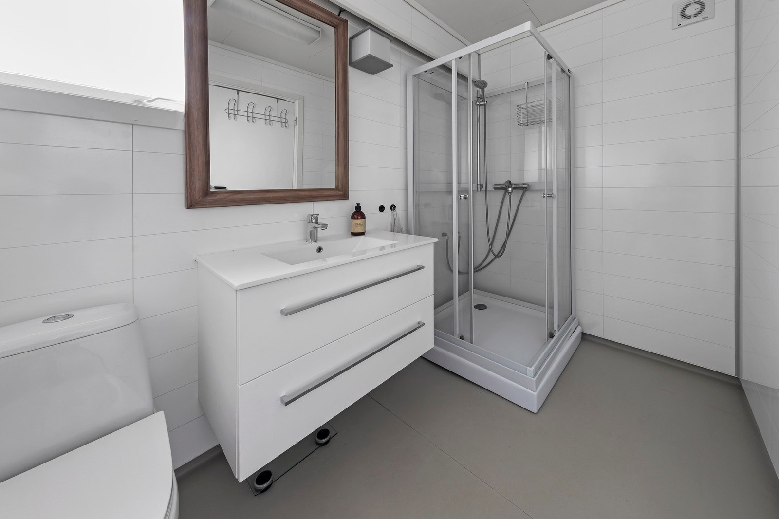 Bad i sokkelleilighet Galleribilde