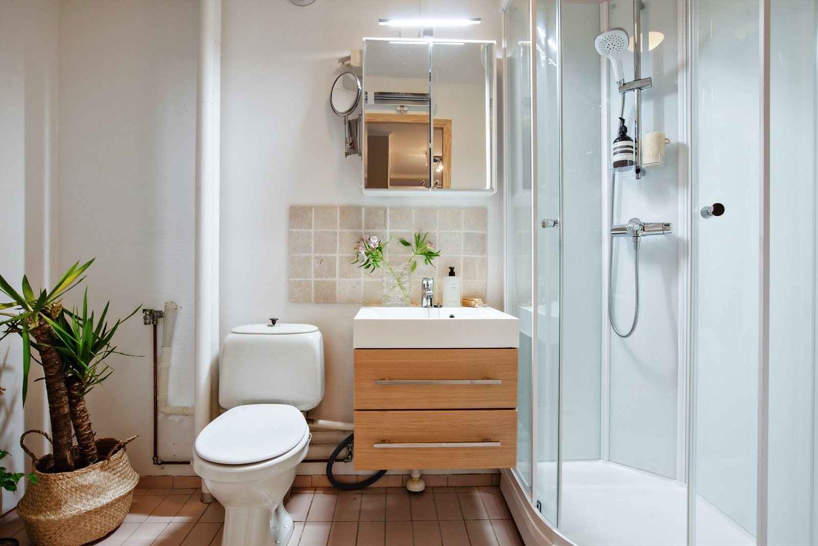 Romslig bad med dusjkabinett. Stort potensial og gode muligheter for modernisering Galleribilde