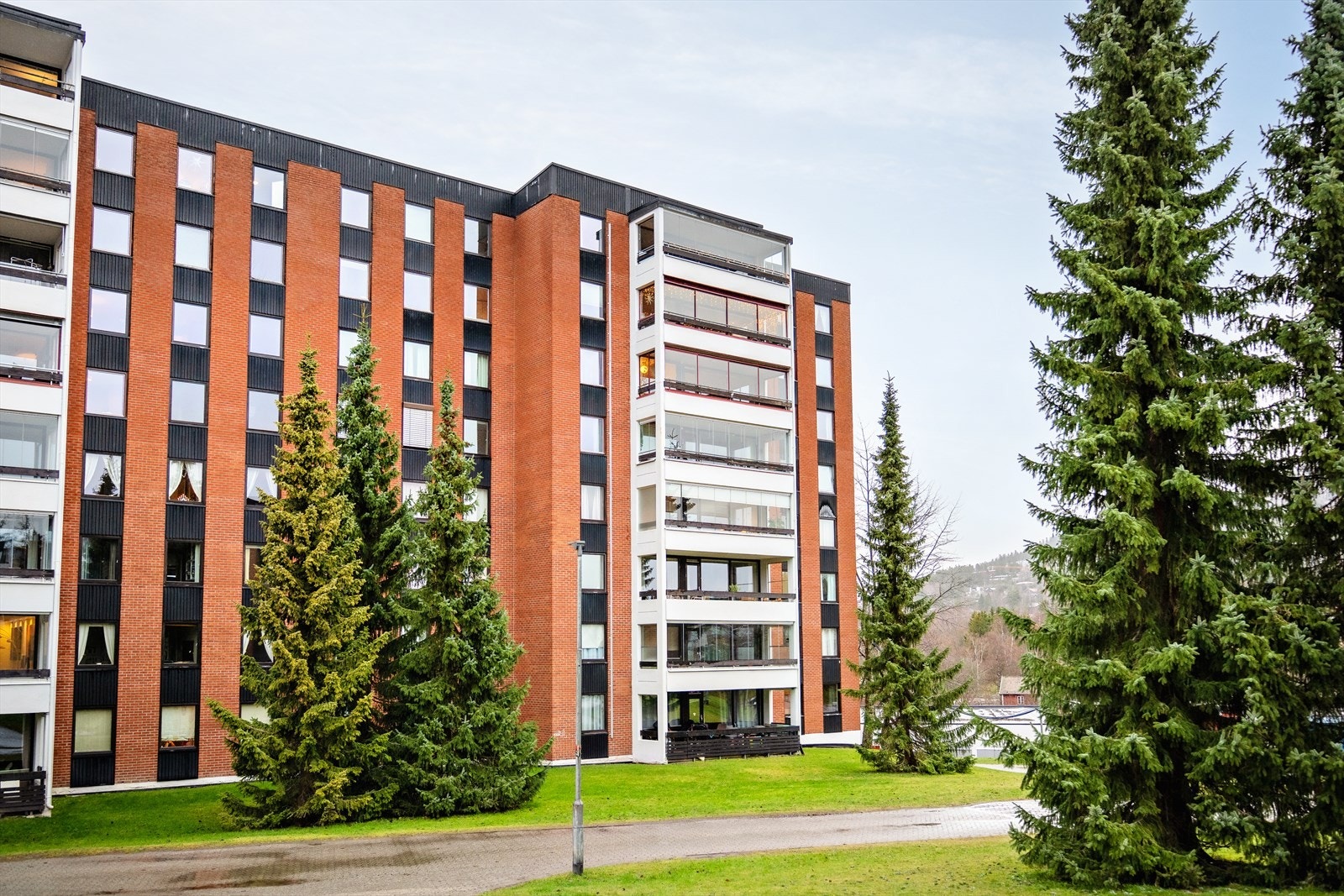 Fellesarealene er opparbeidet med gressplener, stedlige vekster, sittegrupper og lekeplasser Galleribilde