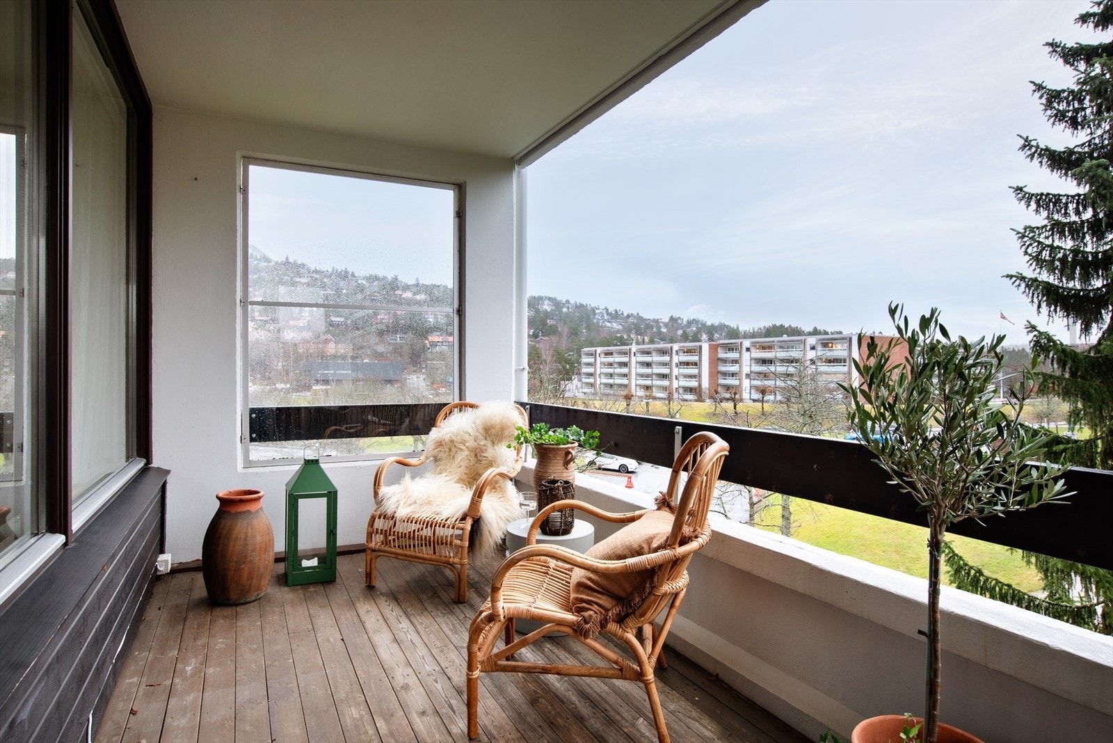 Fra stuen er det direkte adkomst til en overbygd balkong på hele 12 kvm Galleribilde