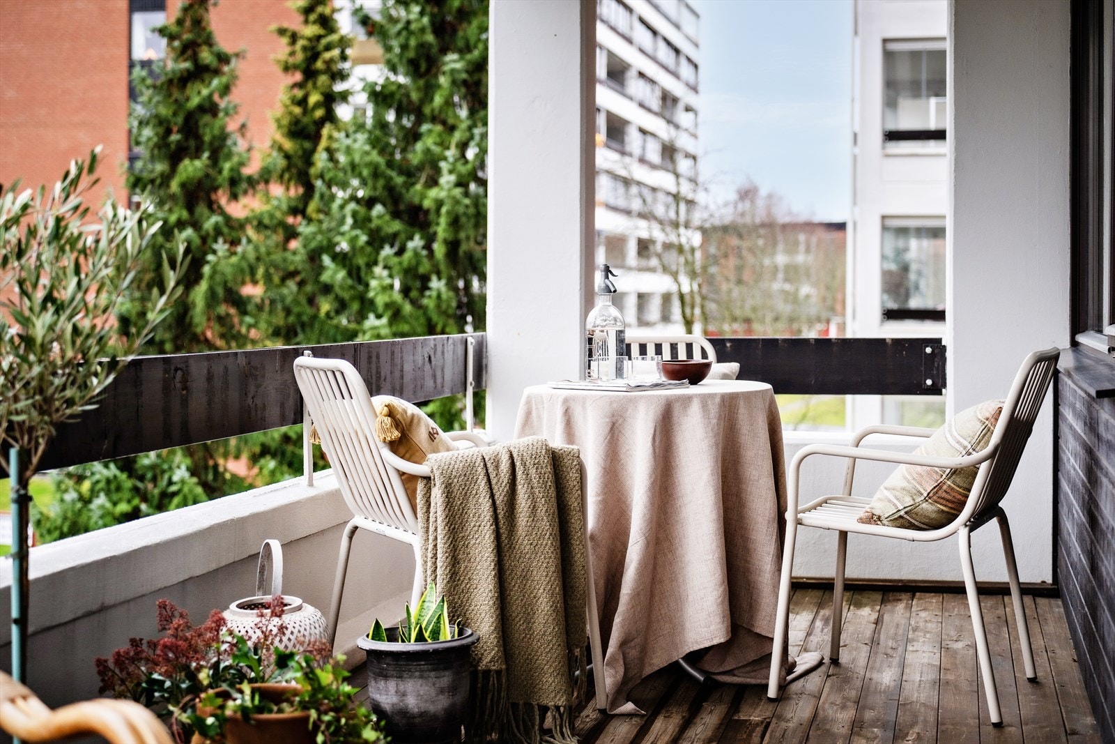 Den store balkongen er på hele 12 kvm og har god plass til flere sittegrupper Galleribilde