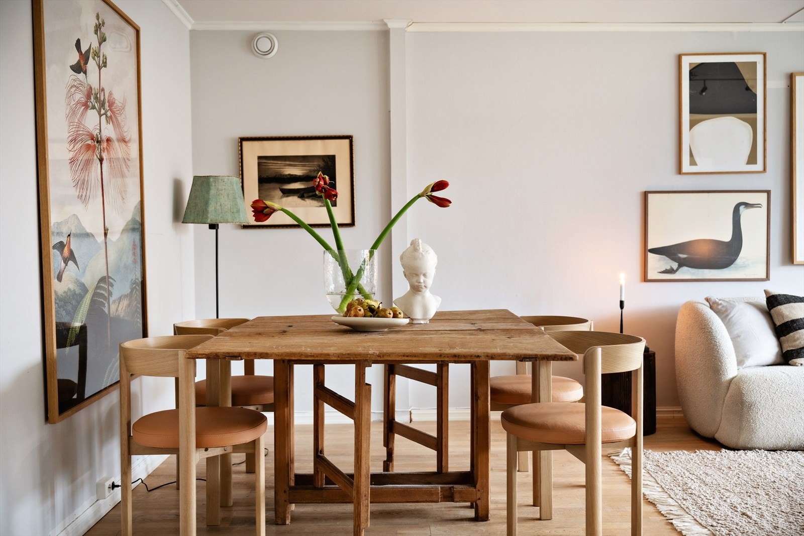 Stuen har god plass til spisebord, perfekt for sosiale sammenkomster Galleribilde