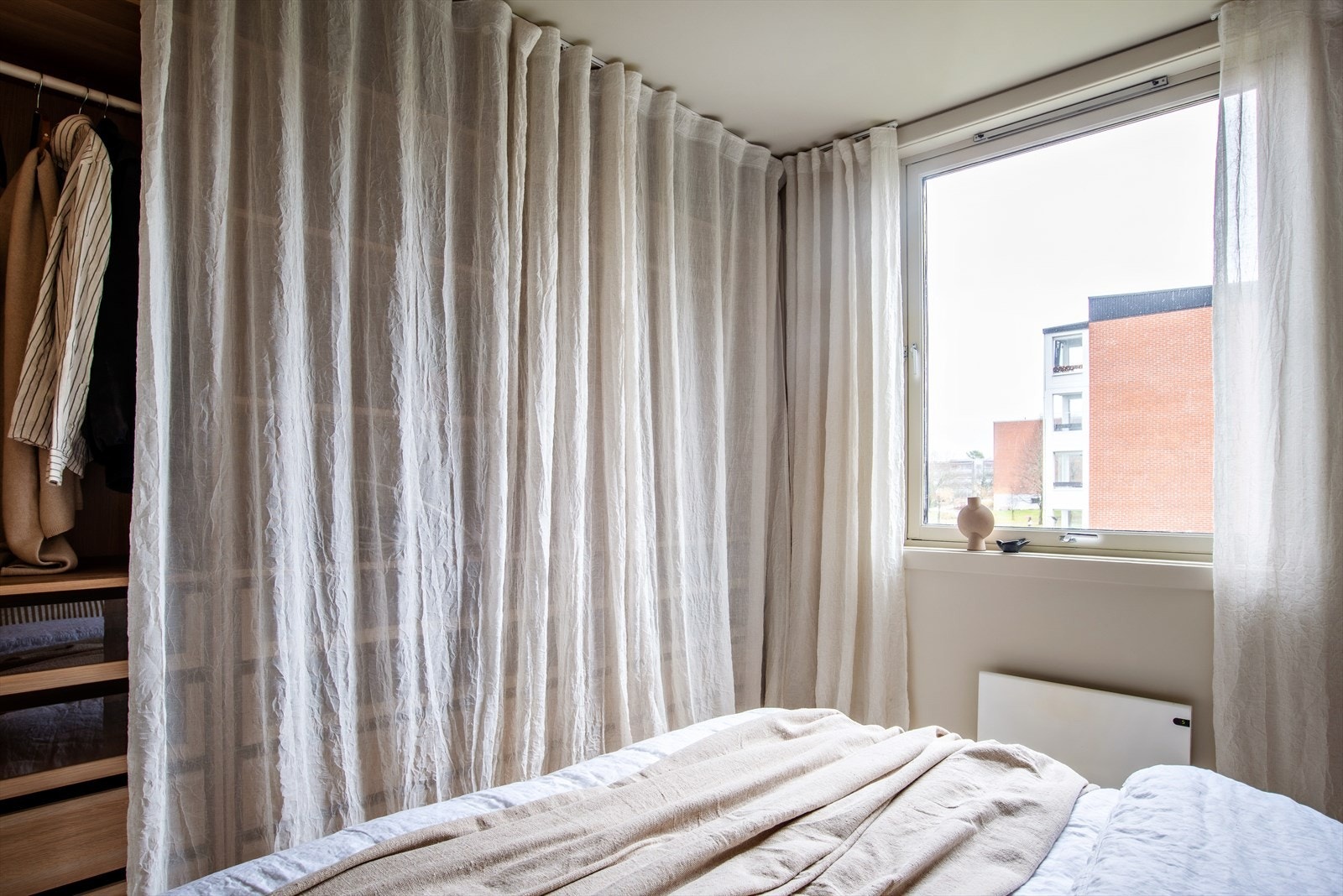 Hovedsoverommet har malte overflater i delikate fargetoner og naturlig lysinnslipp Galleribilde