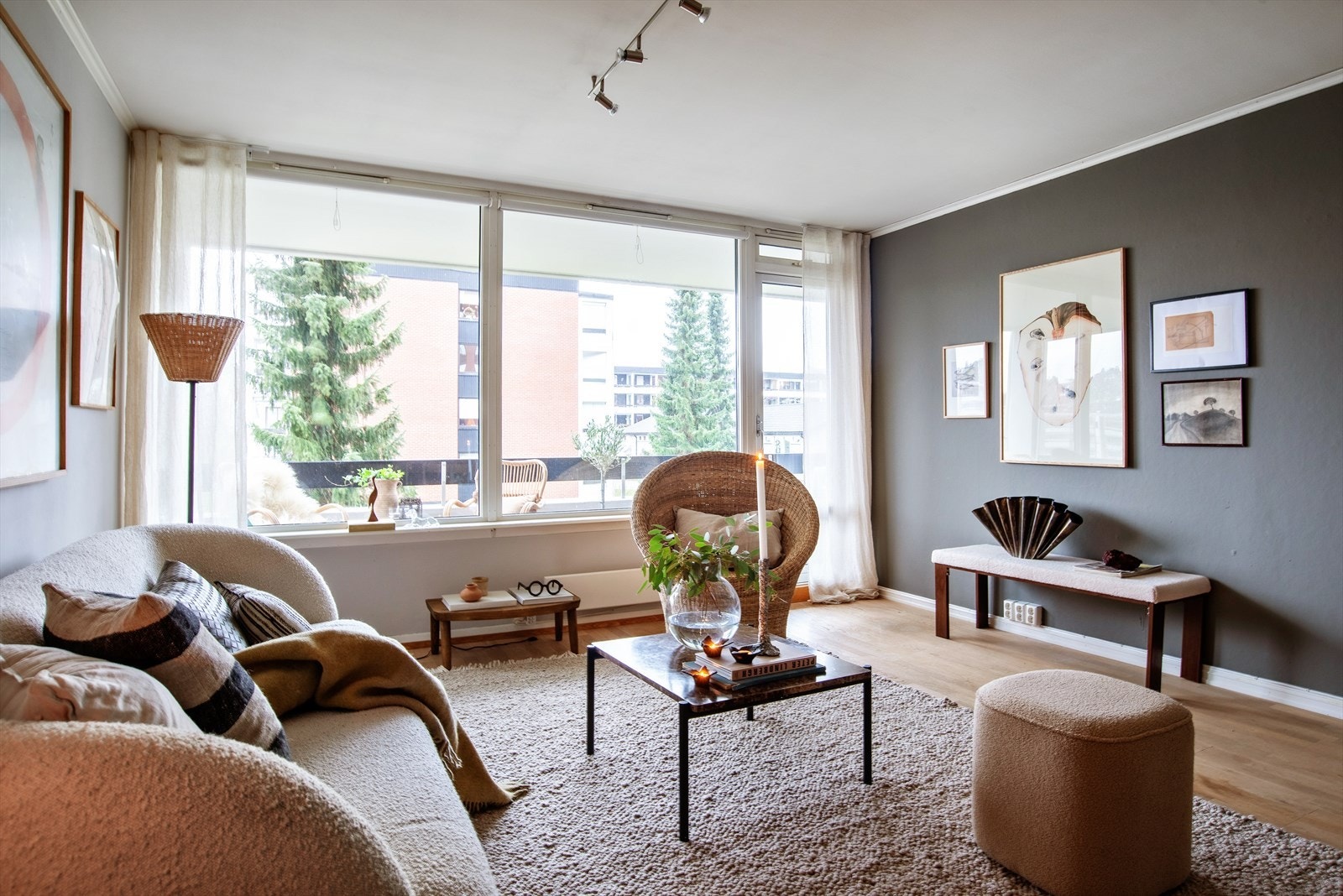 Romslig stue med store vindusflater som slipper inn rikelig med naturlig lysinnslipp Galleribilde