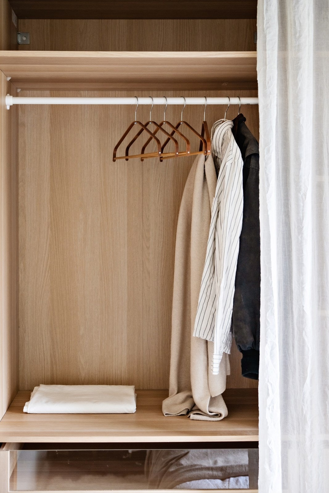 Praktisk garderobeløsning med god oppbervaringsplass Galleribilde