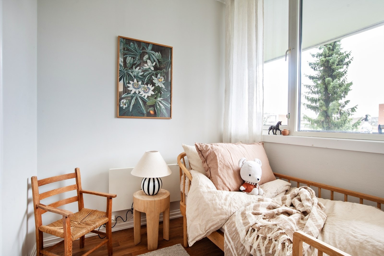 Store vindusflater som slipper inn godt med dagslys Galleribilde