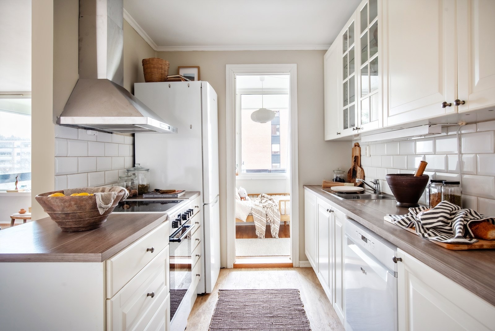 Kjøkkenet har rikelig med skap- og benkeplass Galleribilde