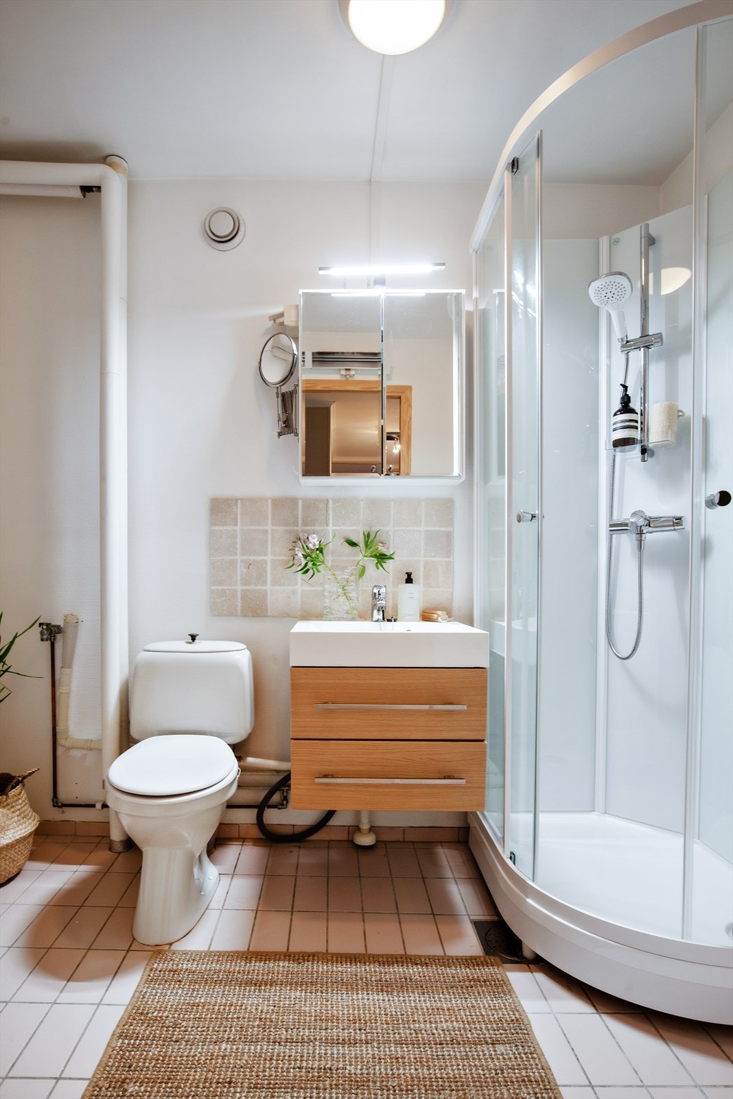 Eldre baderom som er utstyrt med opplegg for vaskemaskin, wc, dusjkabinett, servant, servantskap og mekanisk avtrekk Galleribilde