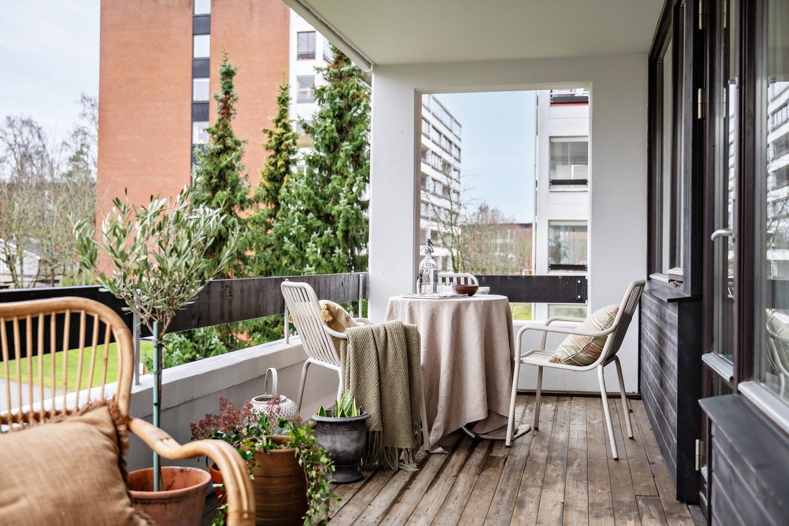 Balkongen er romslig som gir gode bruksmuligheter Galleribilde