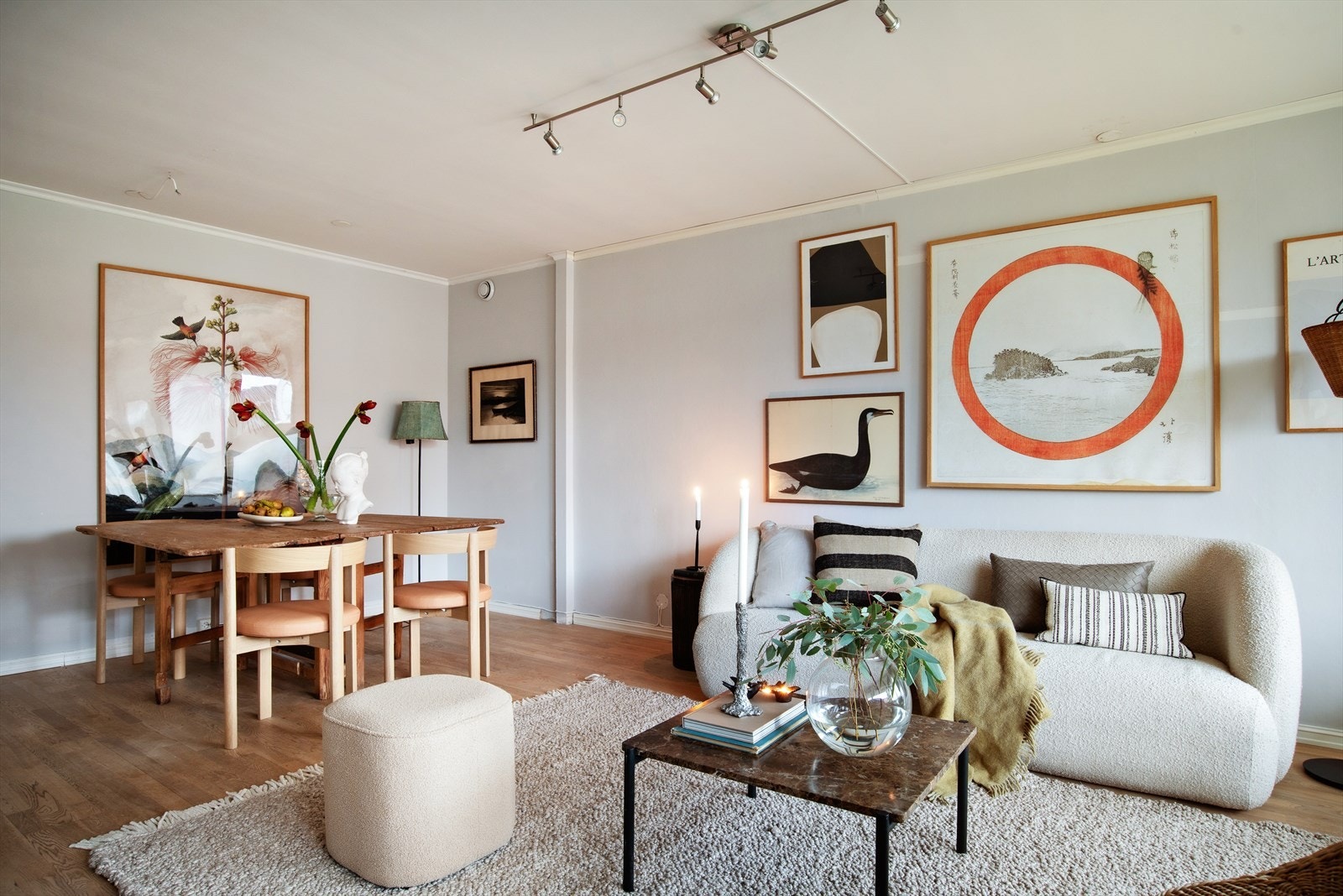 Leilighetens romslige planløsning gir fine muligheter for å skape ulike soner tilpasset behov og livsstil Galleribilde