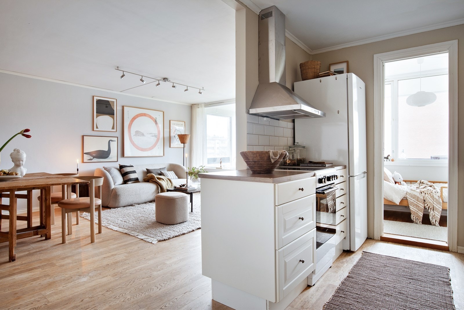 Delvis åpen stue- og kjøkkenløsning som gir en god romfølelse og skaper en sosial atmosfære Galleribilde