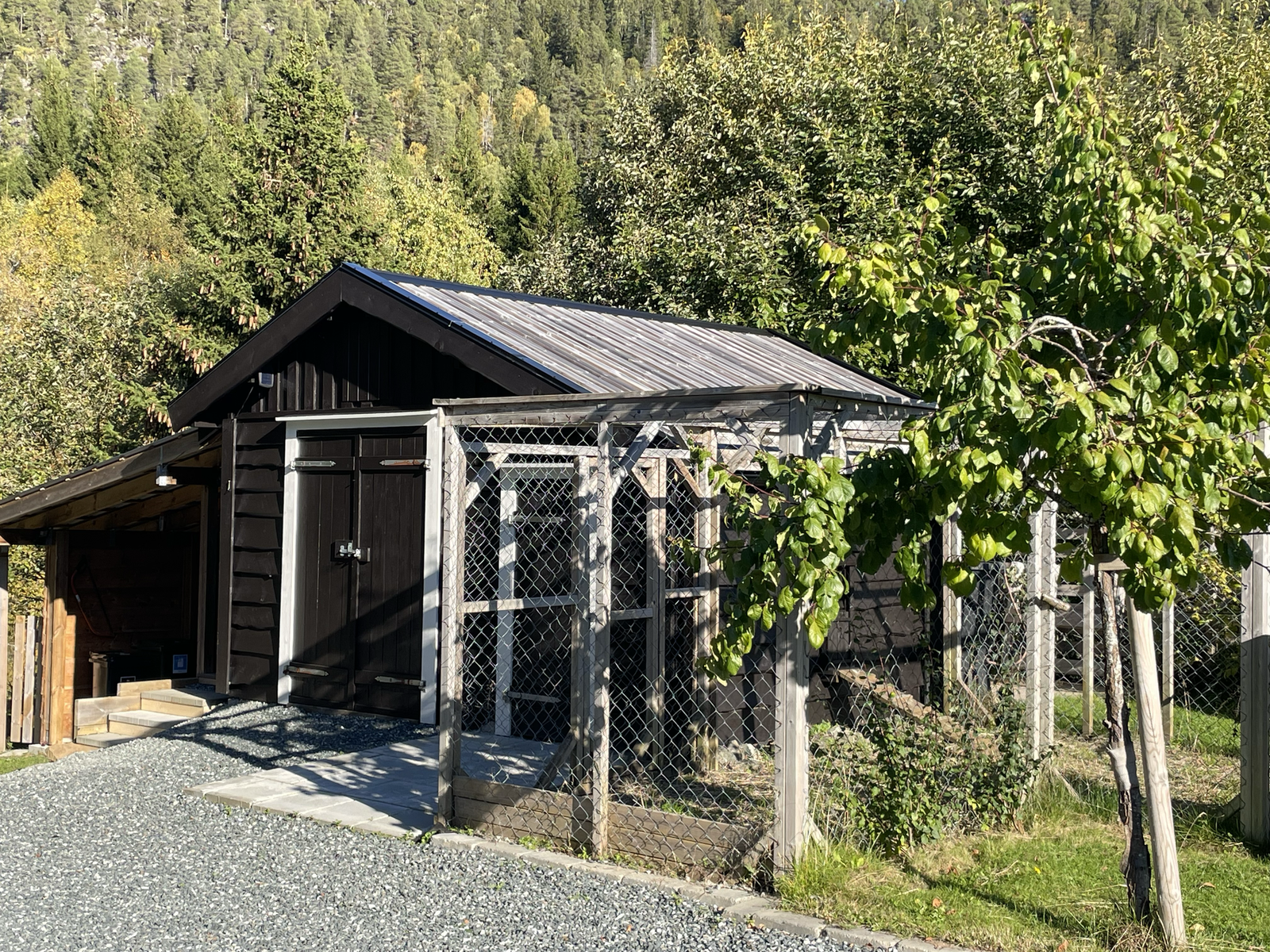 Boligen disponerer flere tilleggsbygg på tomten, herunder stabbur, uthus, garasje og lagringsrom bygget inn i terrenget. Galleribilde