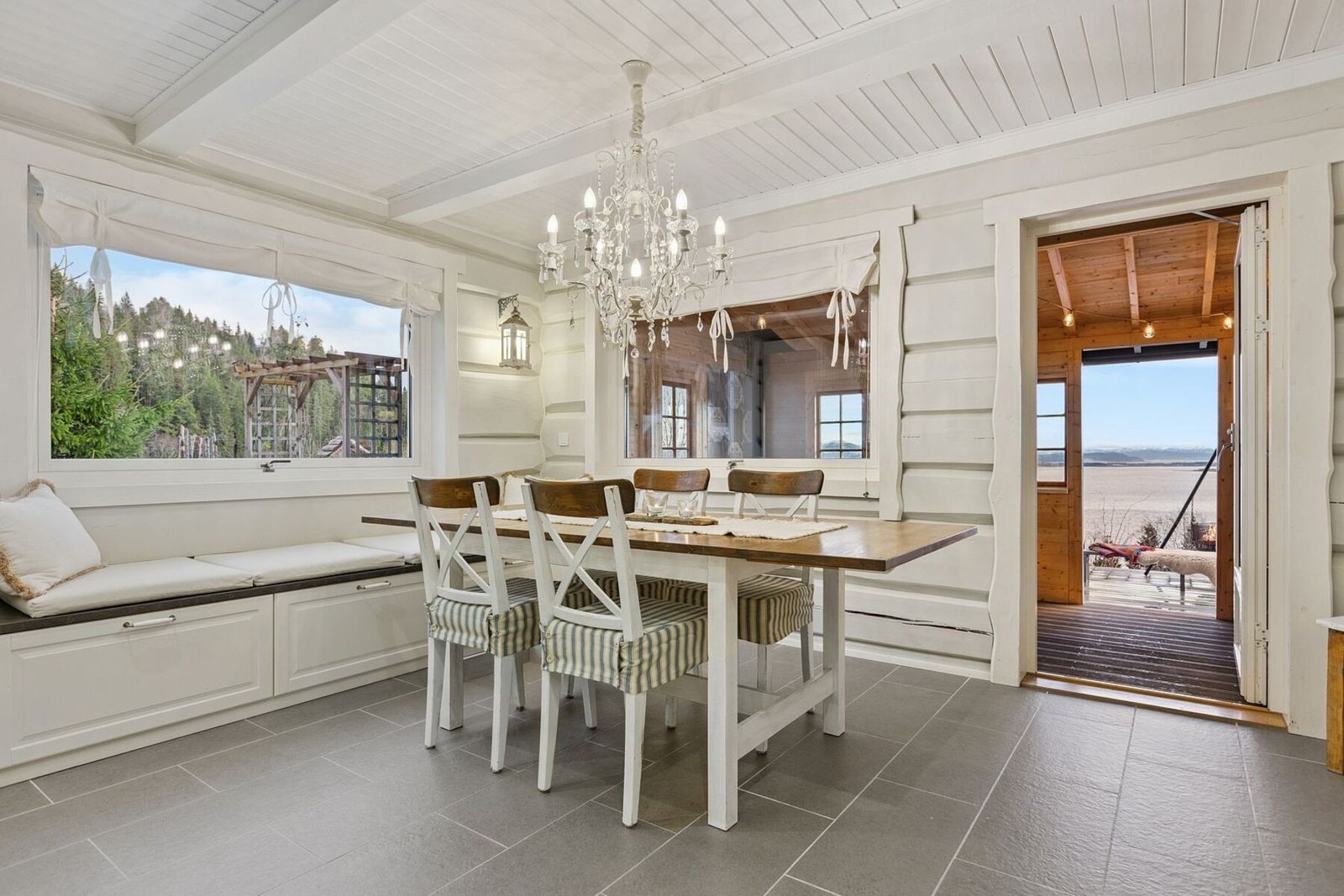 Boligen har gjennomgående store vindusflater som slipper inn rikelig med naturlig lys og bidrar til en lys, luftig og innbydende atmosfære. Galleribilde