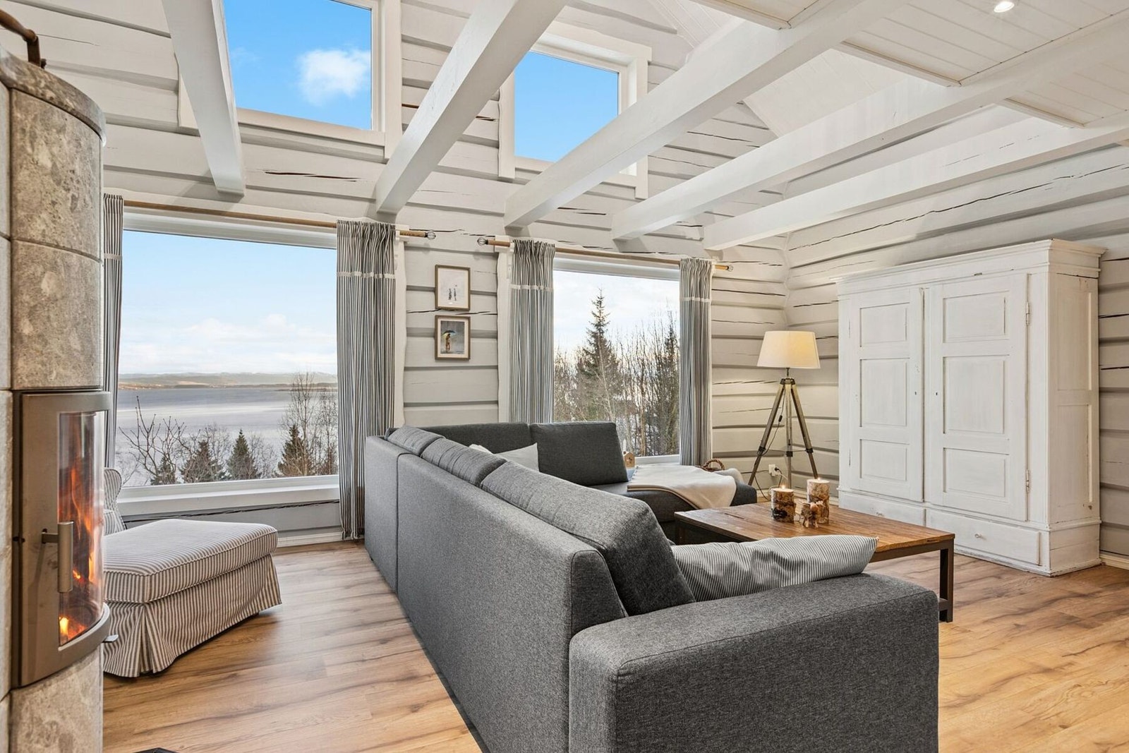 Boligen er i tillegg utstyrt med effektiv tilleggsoppvarming i form av vedfyring i klebersteinsovn, med stålpipe fra 2015. Galleribilde