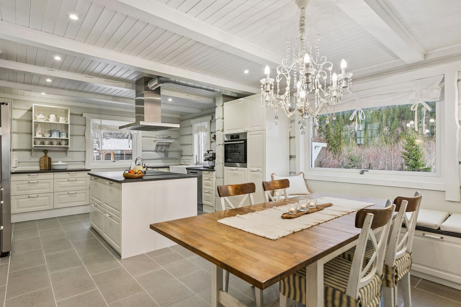 Pent og lyst kjøkken fra 2012 som måler hele 28 kvadratmeter. Galleribilde