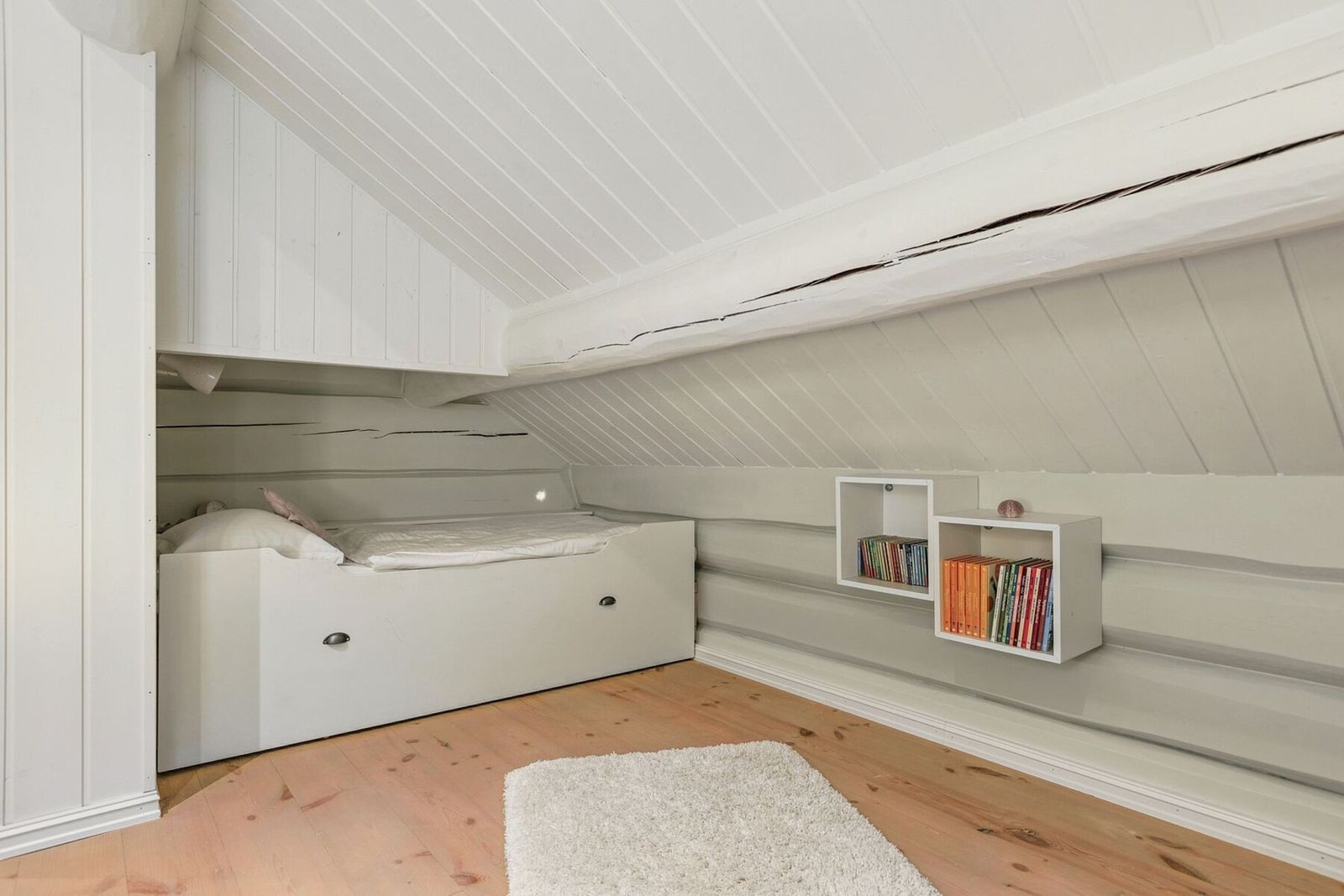 Soverom på 6 kvadratmeter, også her med praktisk uttrekkbar seng som gir fleksibel bruk av rommet. Galleribilde