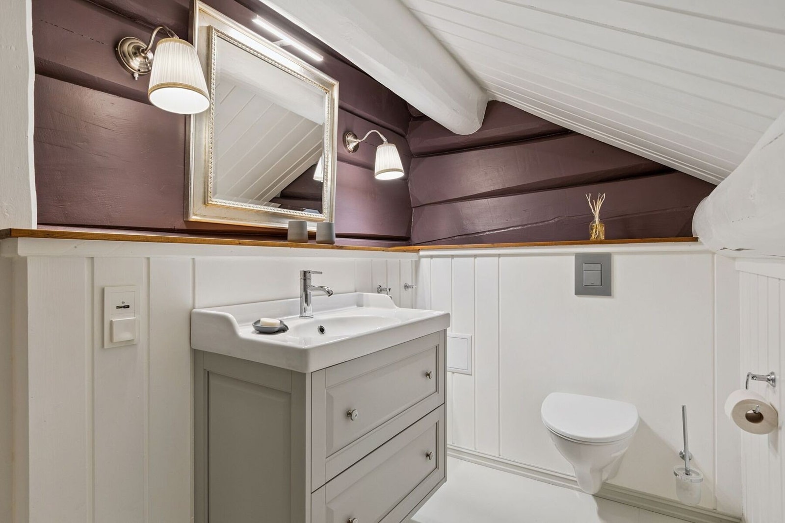 Loftetasjen disponerer også eget toalettrom som ble oppgradert i 2025. Her er det søkt og godkjent å sette inn et takvindu. Galleribilde