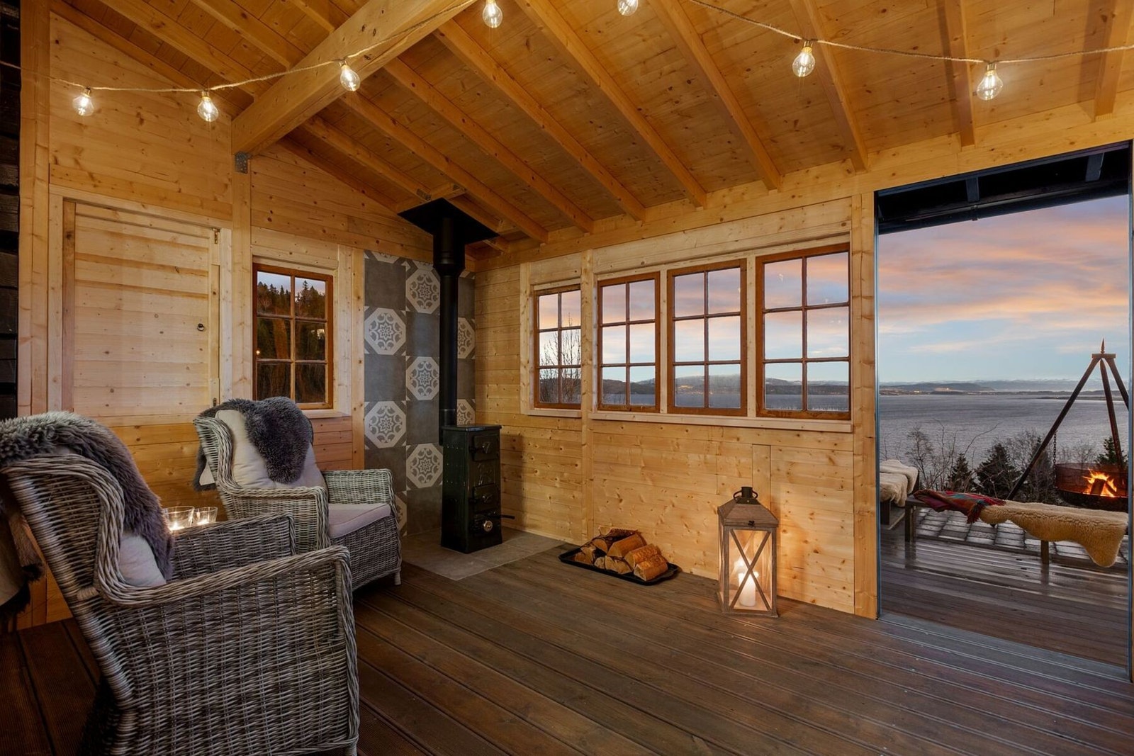 Herlig innebygd terrasse (etablert i 2025) som måler 13 kvadratmeter i tilknytning til terrassen som måler 38 kvadratmeter. Galleribilde