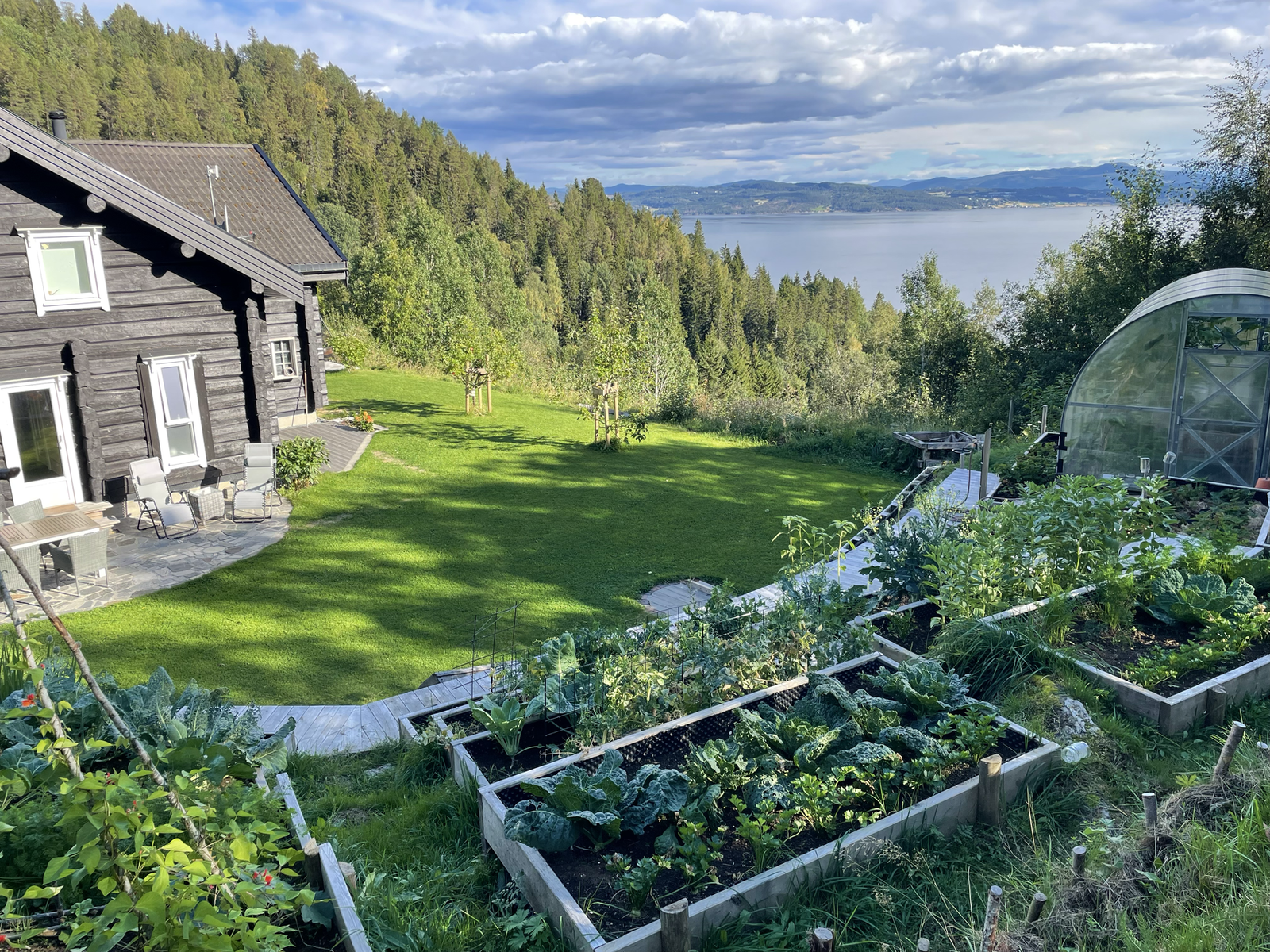 Her får du også en uavhengig vannforsyning til kjøkkenhagen med tank på 2000 liter. Galleribilde