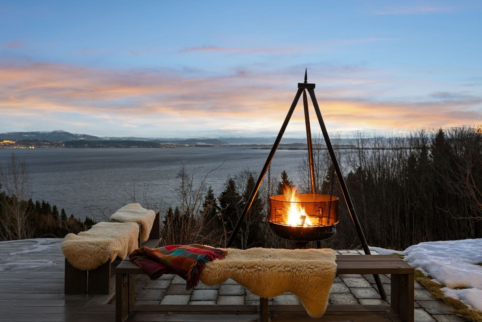 Tomten nyter særdeles gode solforhold, noe som legger godt til rette for fine stunder utendørs både sommer og vinter. Galleribilde