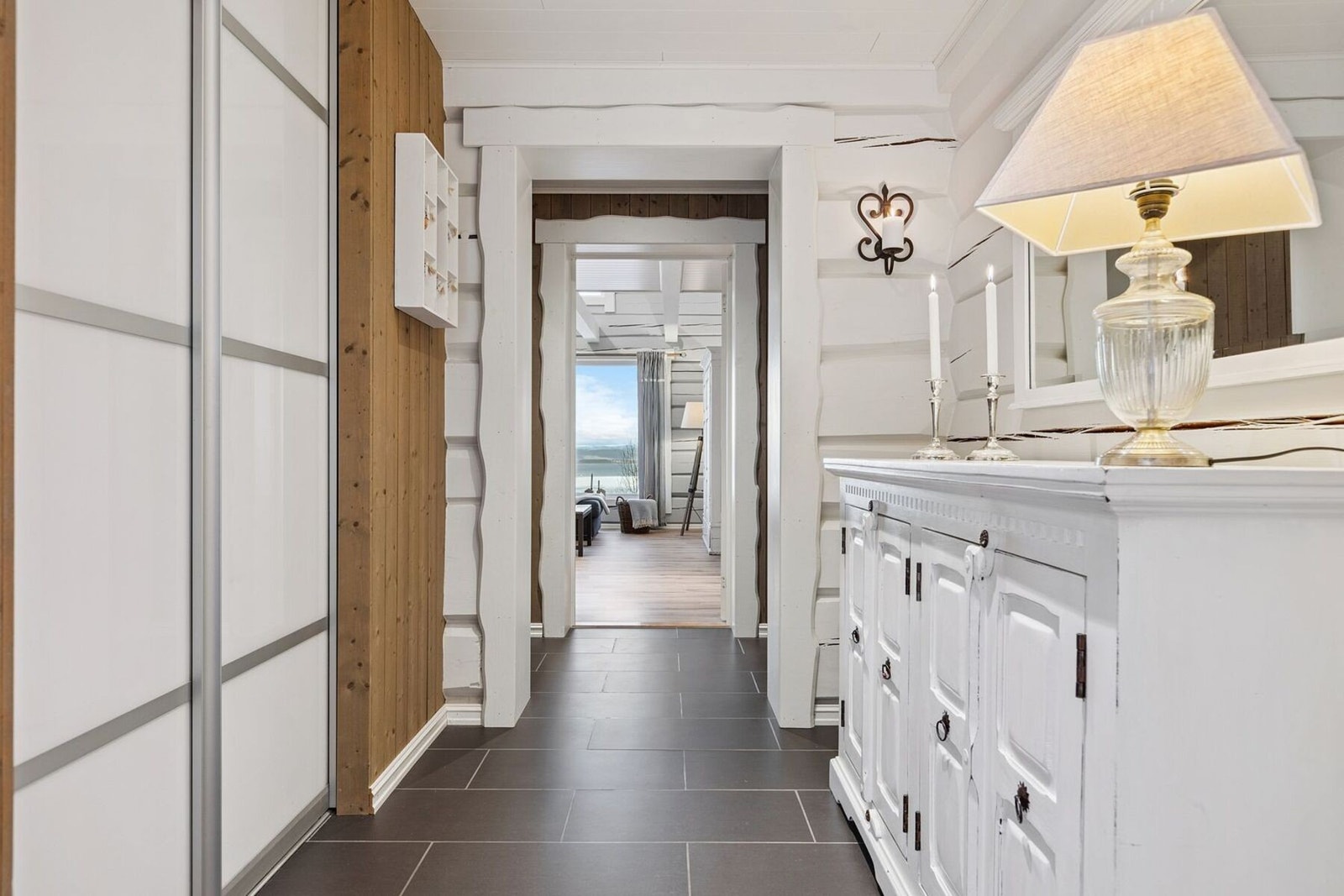 Innbydende entré på 8 kvadratmeter. Galleribilde