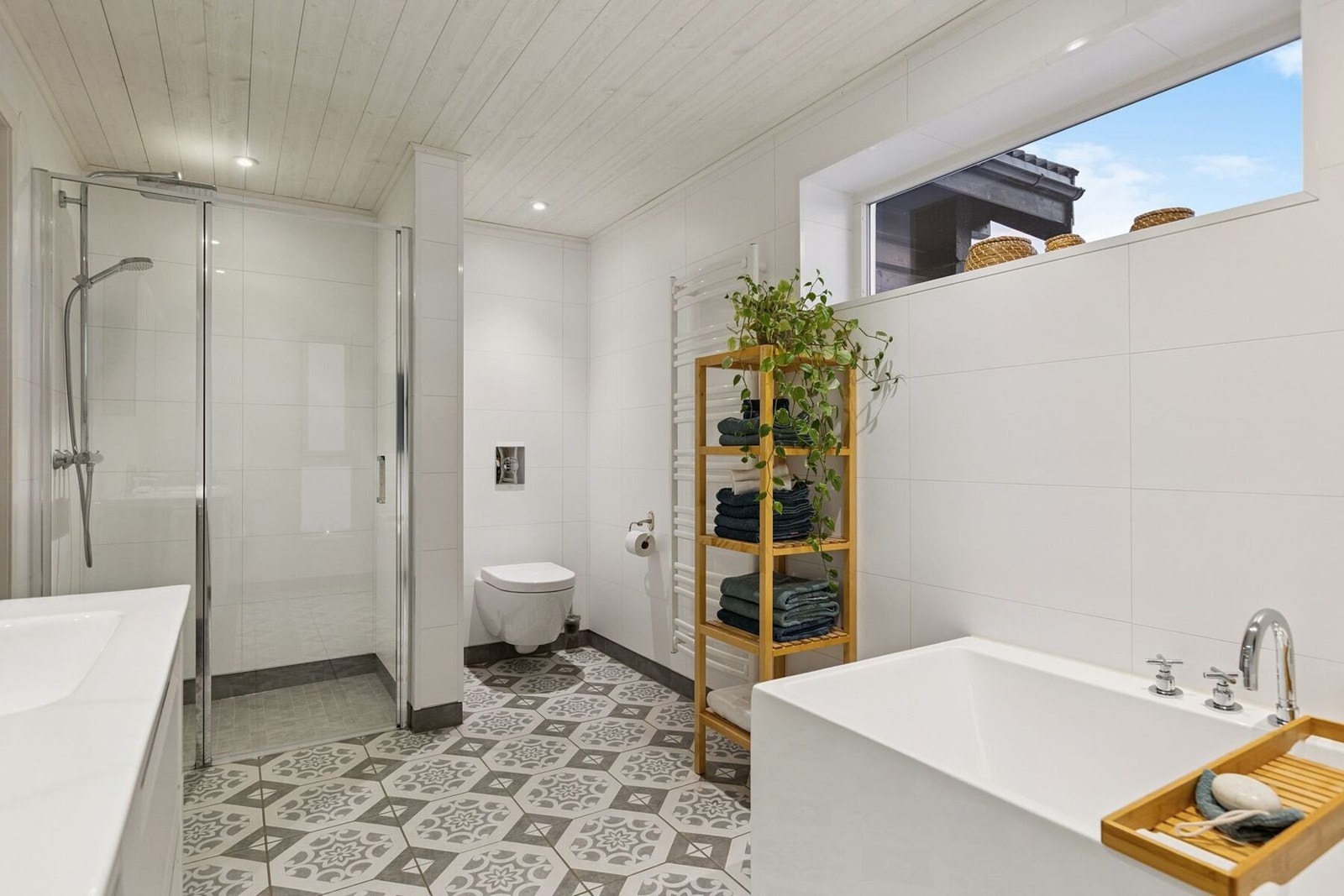 Baderommet måler imponerende 9 kvadratmeter og er fra 2018. Galleribilde