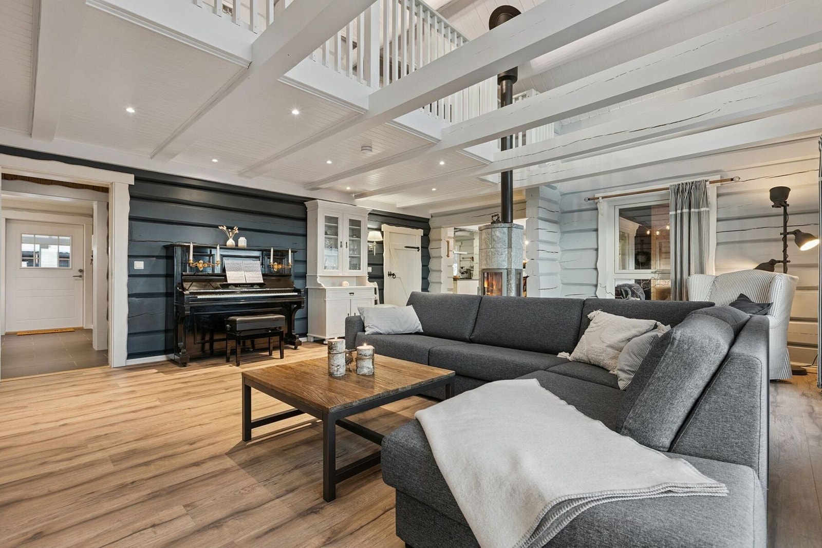 Delikate og stilrene, gjennomgående fargevalg gir boligen et svært helhetlig og gjennomført uttrykk. Galleribilde