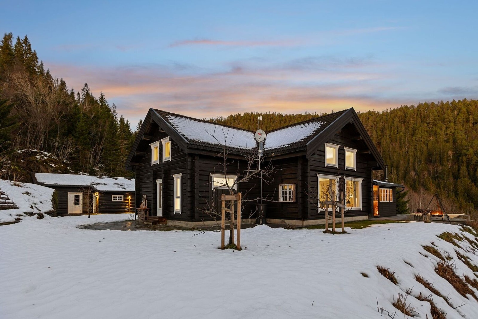 Et imponerende tømmerhus som har gjennomgått omfattende og betydelige oppgraderinger i perioden 2012-2025, med solide vegger, god isolasjon og et behagelig inneklima. Galleribilde