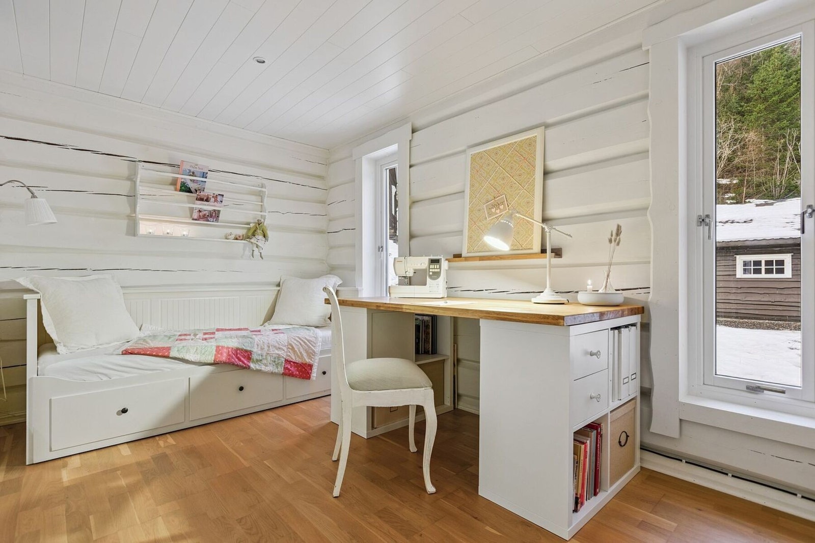 Soverom på hovedplanet av god størrelse på 11 kvadratmeter. Galleribilde