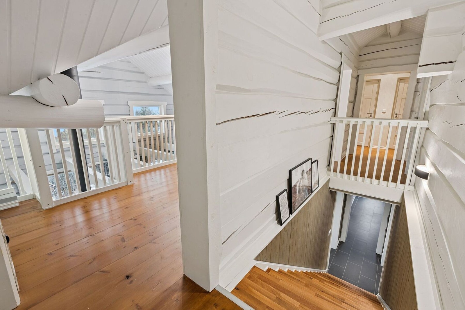 Boligens loft inneholder skreddersydde løsninger som utnytter plassen med tre soverom, stue, toalett og kontor. Galleribilde