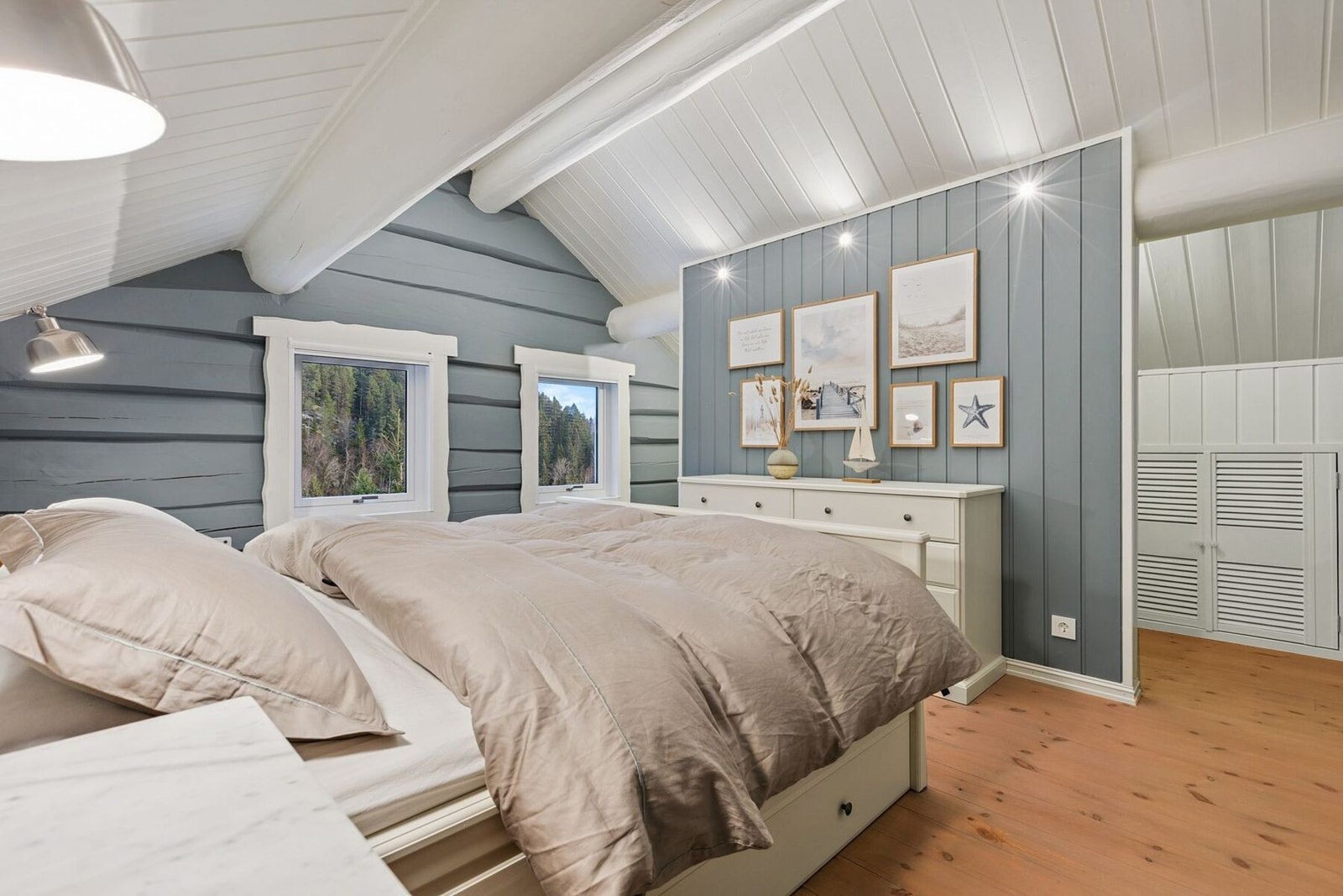 Rommet fremstår med en svært gjennomtenkt og funksjonell planløsning, supplert med en elegant, innebygd garderobeløsning. Galleribilde