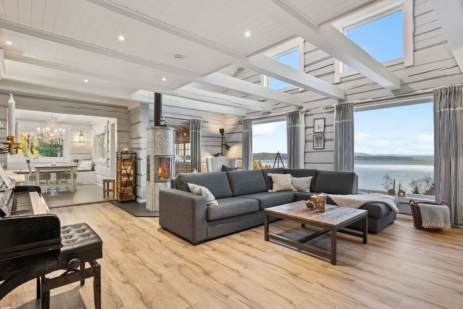 Boligen går over to etasjer hvor hovedplanet inneholder entré, flere ganger, stue, kjøkken, vaskerom, et soverom, samt en overbygd terrasse. Galleribilde