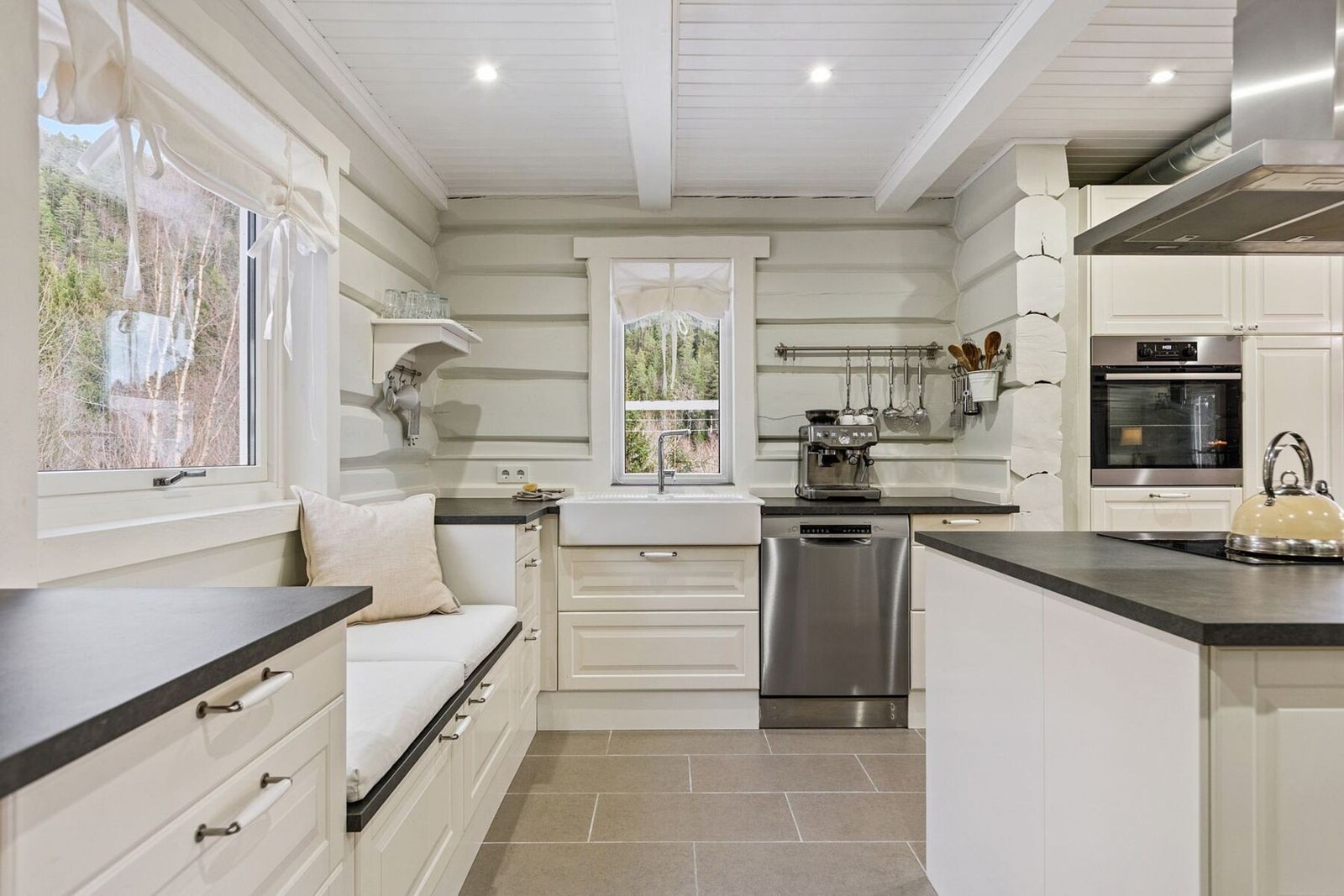 Hvitevarer samt benkeplater ble oppgradert i 2022, noe som gir et moderne og funksjonelt preg. Galleribilde