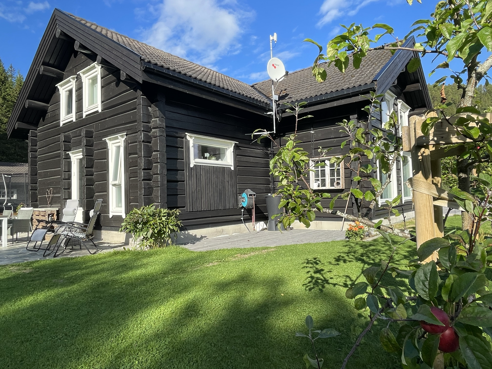 I Tømmerdalsveien 89 får du innholdrik hage med kjøkkenhage, drivhus, frukttrær og bærbusker. Galleribilde