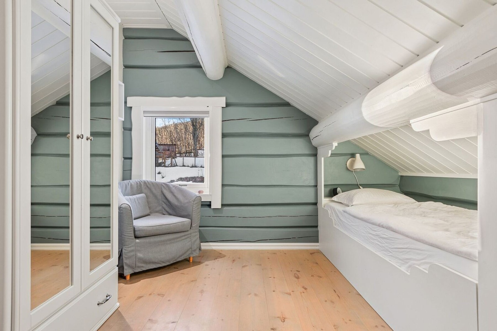 Soverom på 6,5 kvadratmeter med plassbesparende innebygd køyeseng med uttrekksløsning. Galleribilde