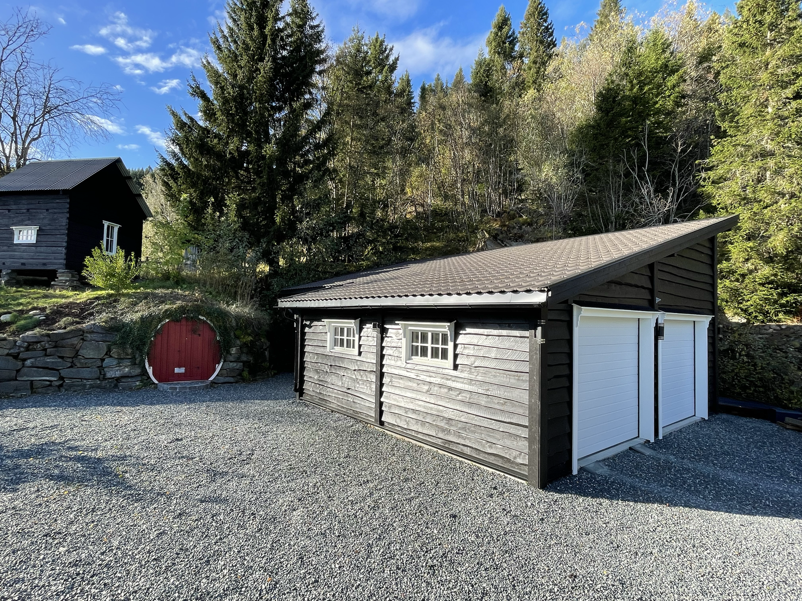 Gårdsplassen er pent opparbeidet og gruslagt, med gode adkomst- og parkeringsforhold. Garasjen er fra 2024 og er utstyrt med romslig plass, elbil-lader og med stort lagerom. Galleribilde