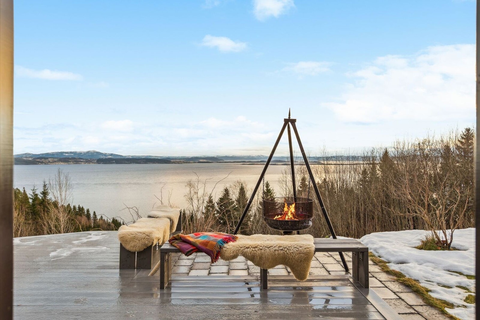 Her får du en tilbaketrukken beliggenhet med vidstrakt utsikt over sjøen samt fine uteplasser med natursteinterrase, platting og bålplass med belegningsstein. Galleribilde