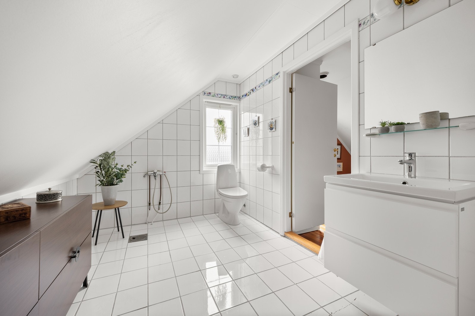 Bad 2.etasje. Svært romslig, lyse fliser. Mulighet til å sette inn badekar. Galleribilde