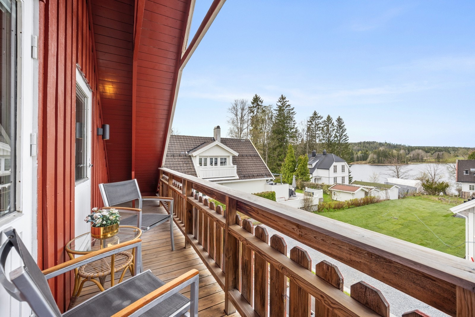 Balkong i 2.etasje med tilgang fra 2 soverom. Flott utsikt fra balkongen og ellers fra boligen. Galleribilde