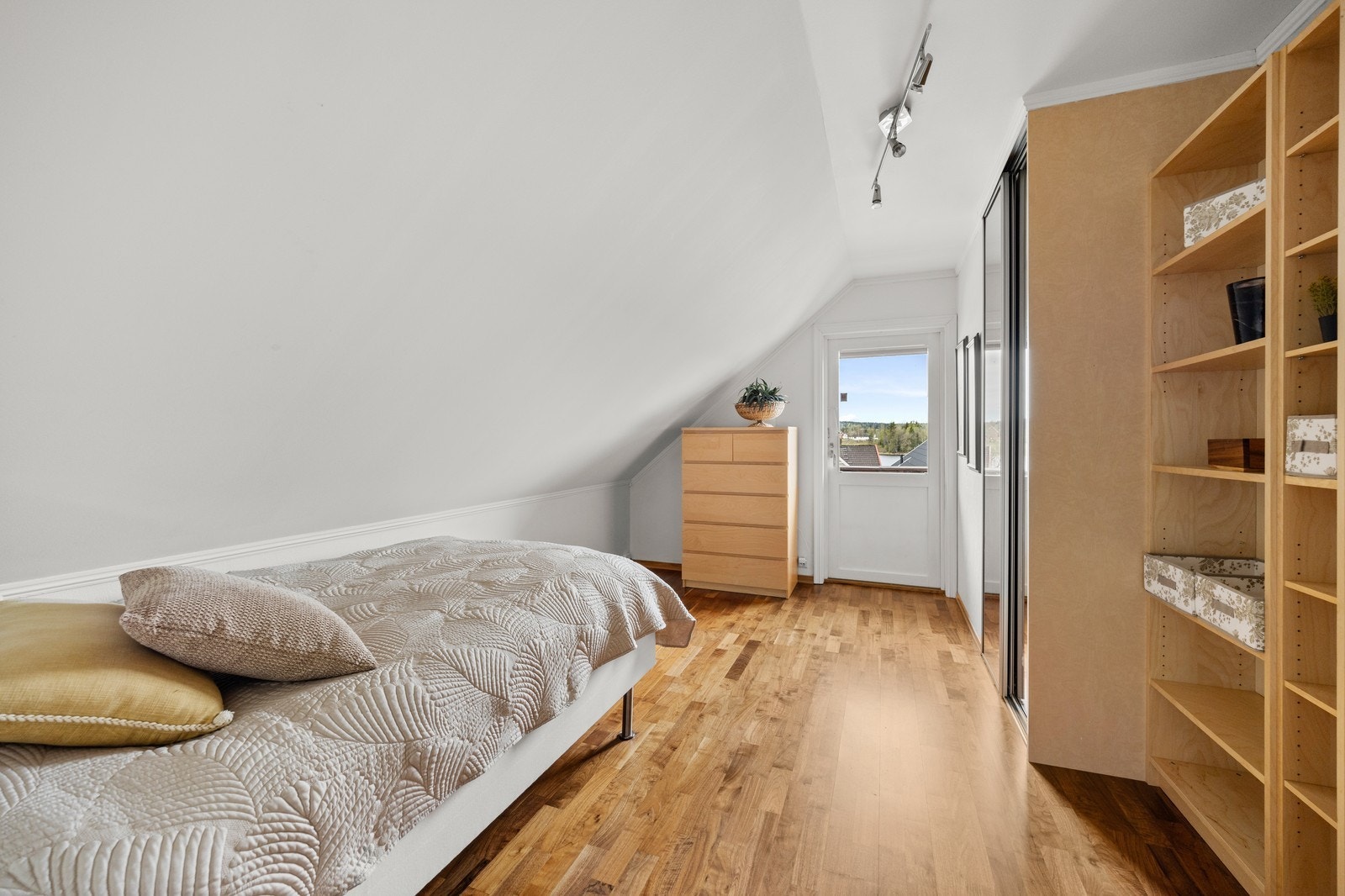 Soverom 3 med skyvedørsgarderobe og utgang til balkong med flott utsikt. Galleribilde