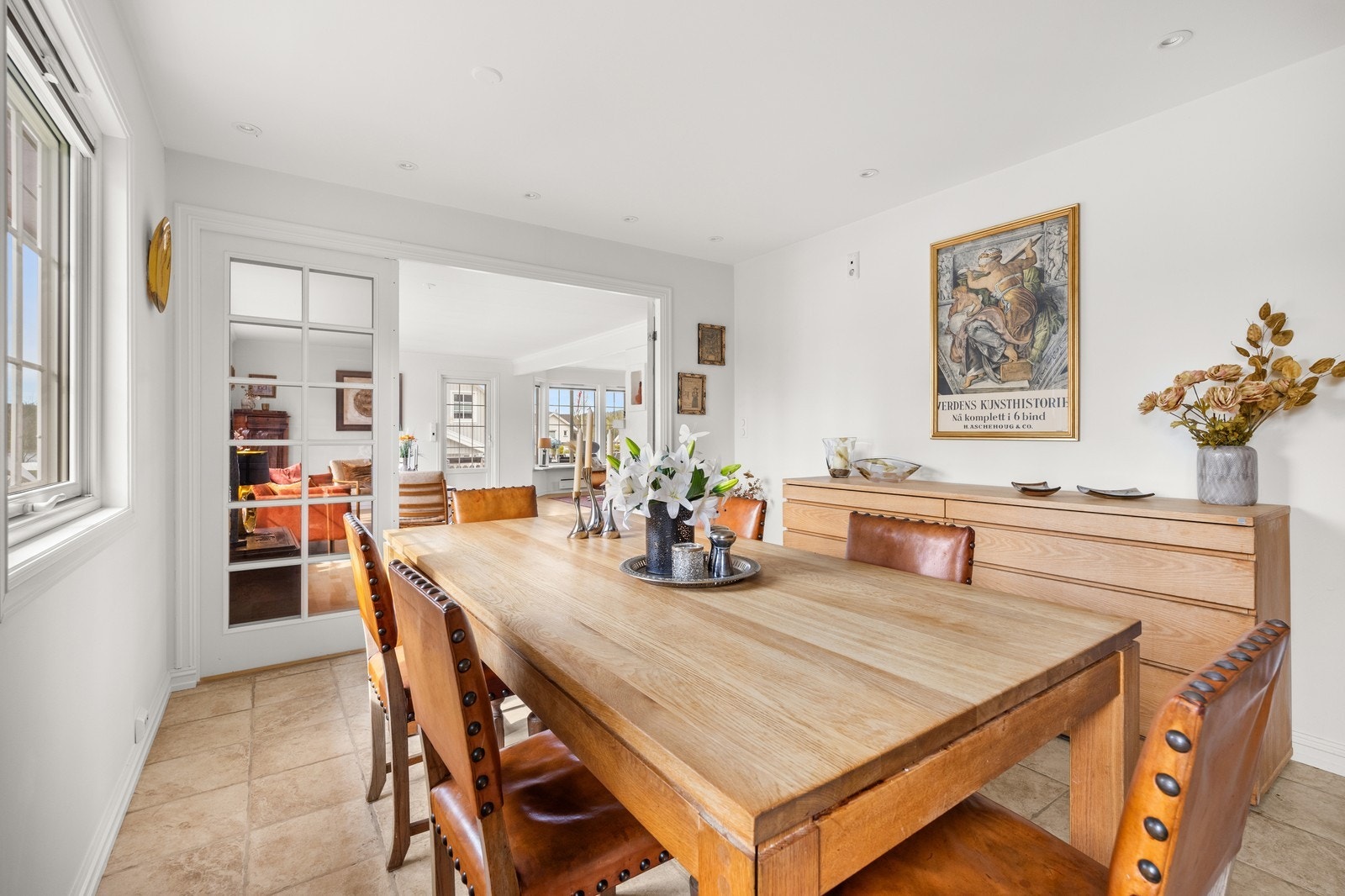 Spisestue med plass til stor spisebord og ytterligere møblering. Galleribilde